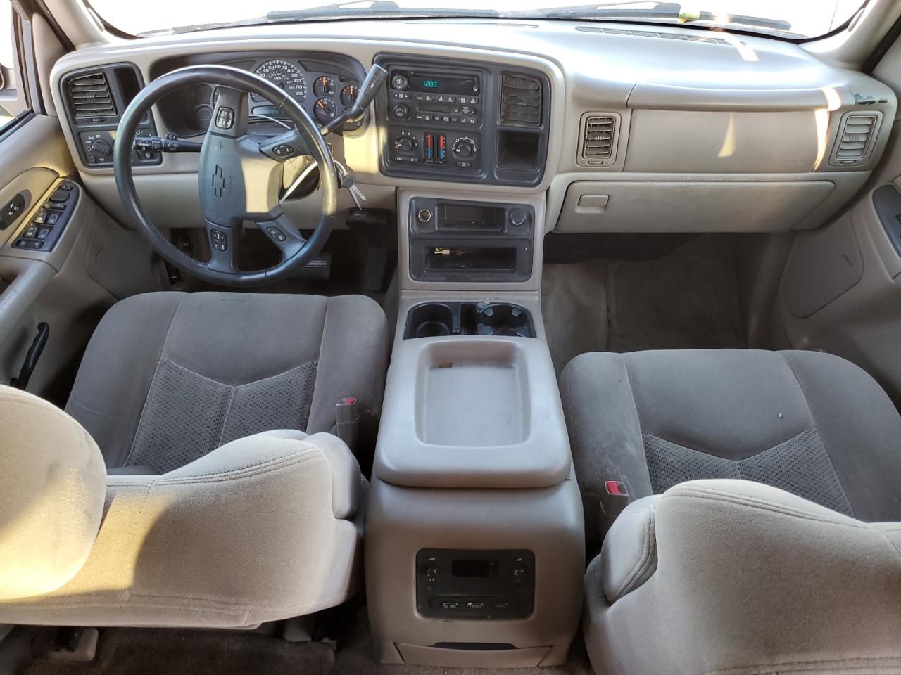 2004 Chevrolet Suburban VIN 3GNEC16Z04G242630 Copart auction photo, vandalism damage thumbnail 8