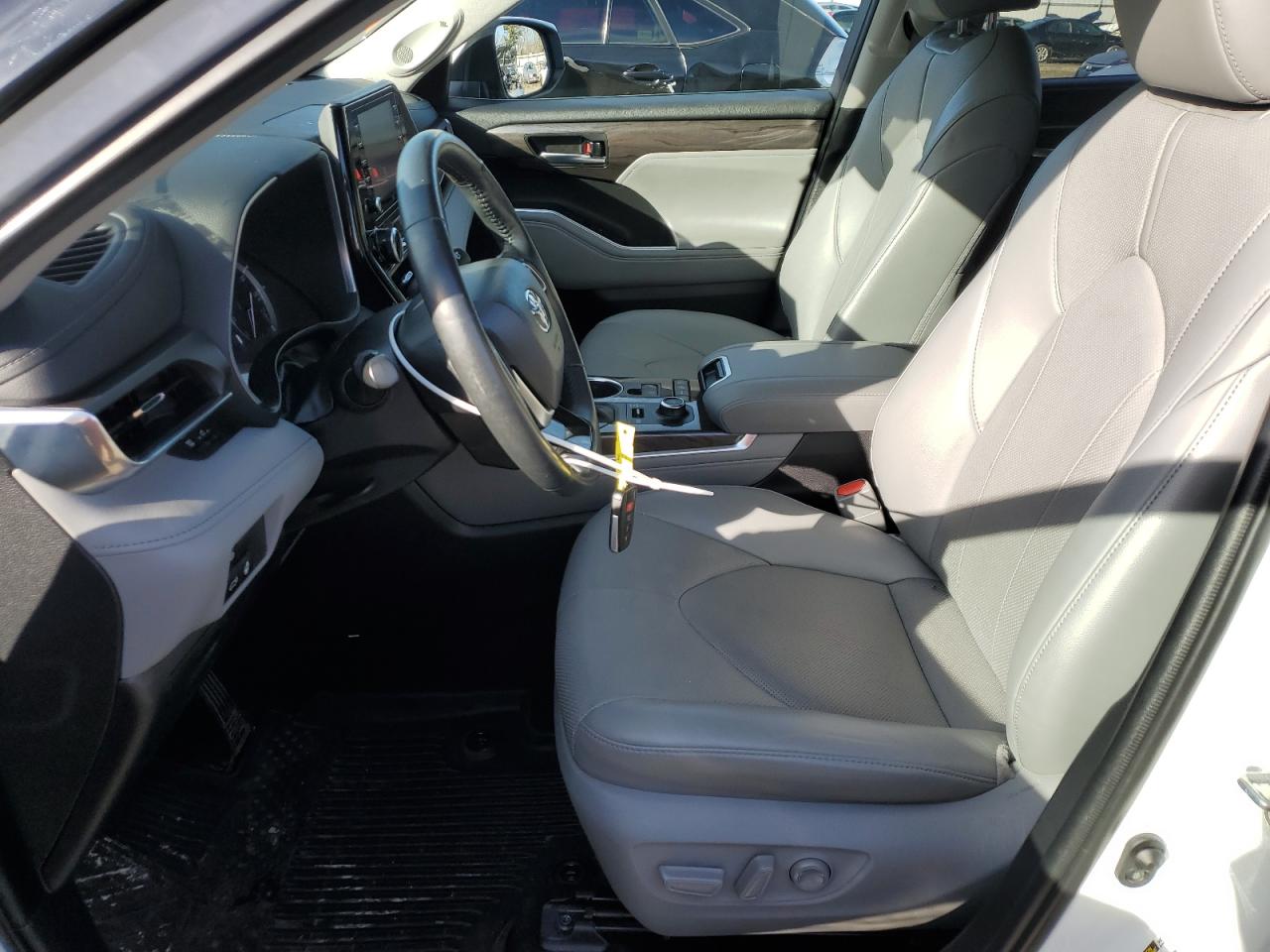 2022 Toyota Highlander VIN 5TDDZRBH8NS219226 Copart auction photo, minor dent/scratches damage thumbnail 7