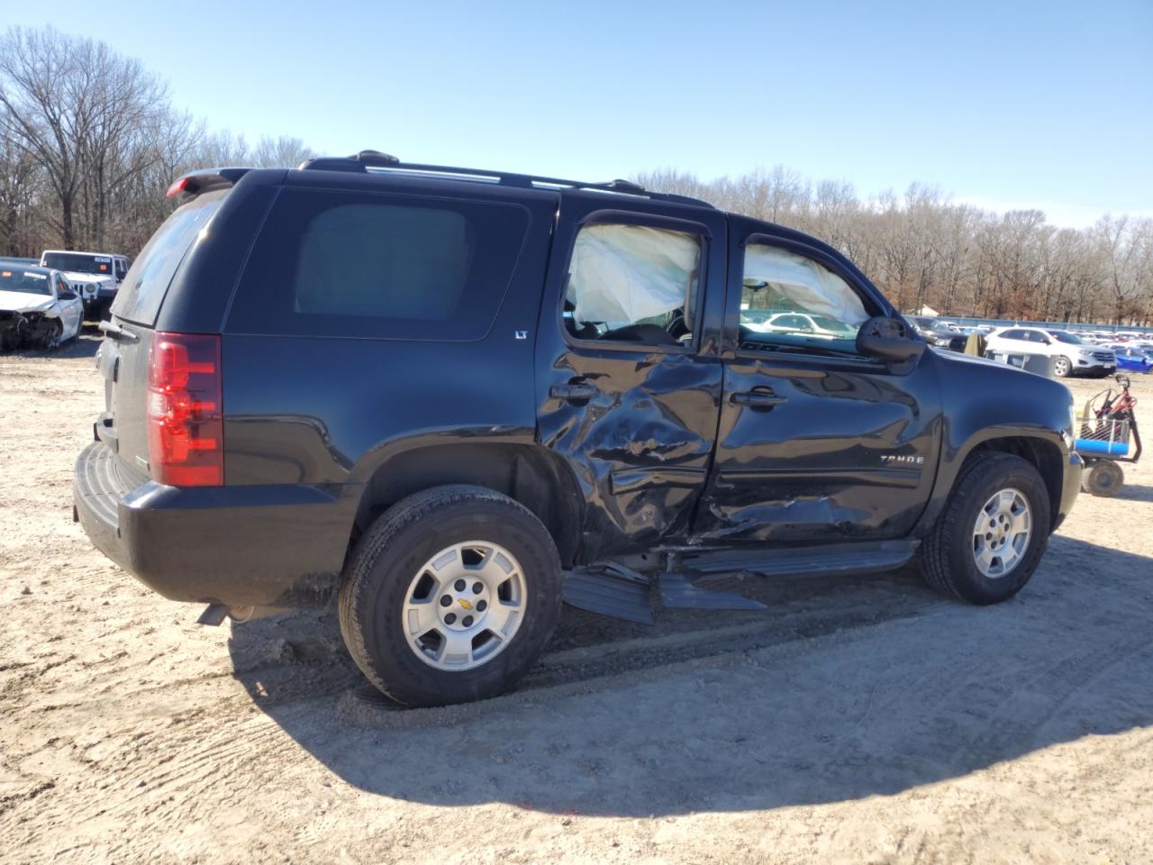 2011 Chevrolet Tahoe VIN 1GNSCAE09BR265200 Copart auction photo, side / minor dent/scratches damage thumbnail 3