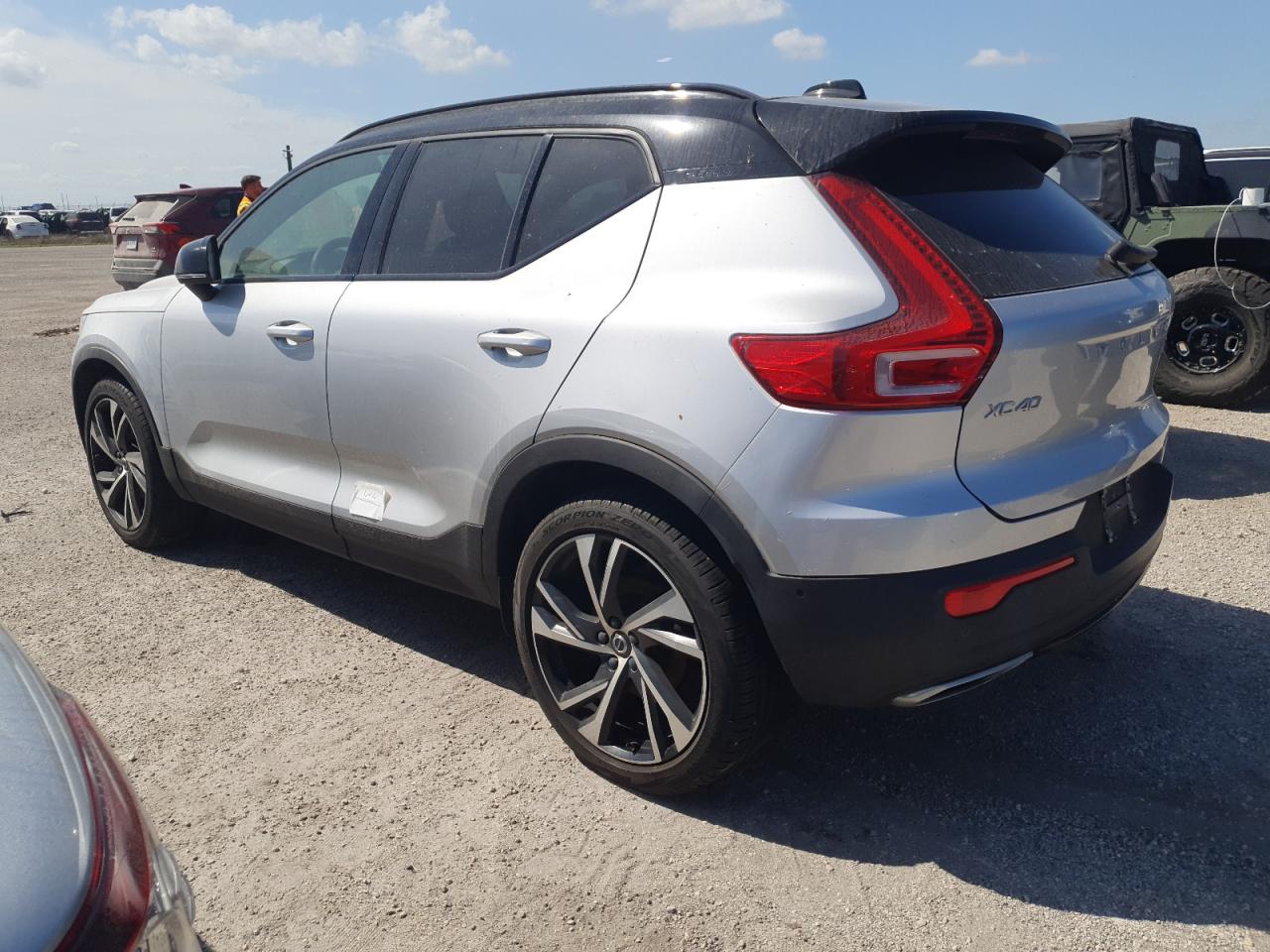 2019 Volvo XC40 VIN YV4162UM9K2155842 Copart auction photo, water/flood / minor dent/scratches damage thumbnail 2