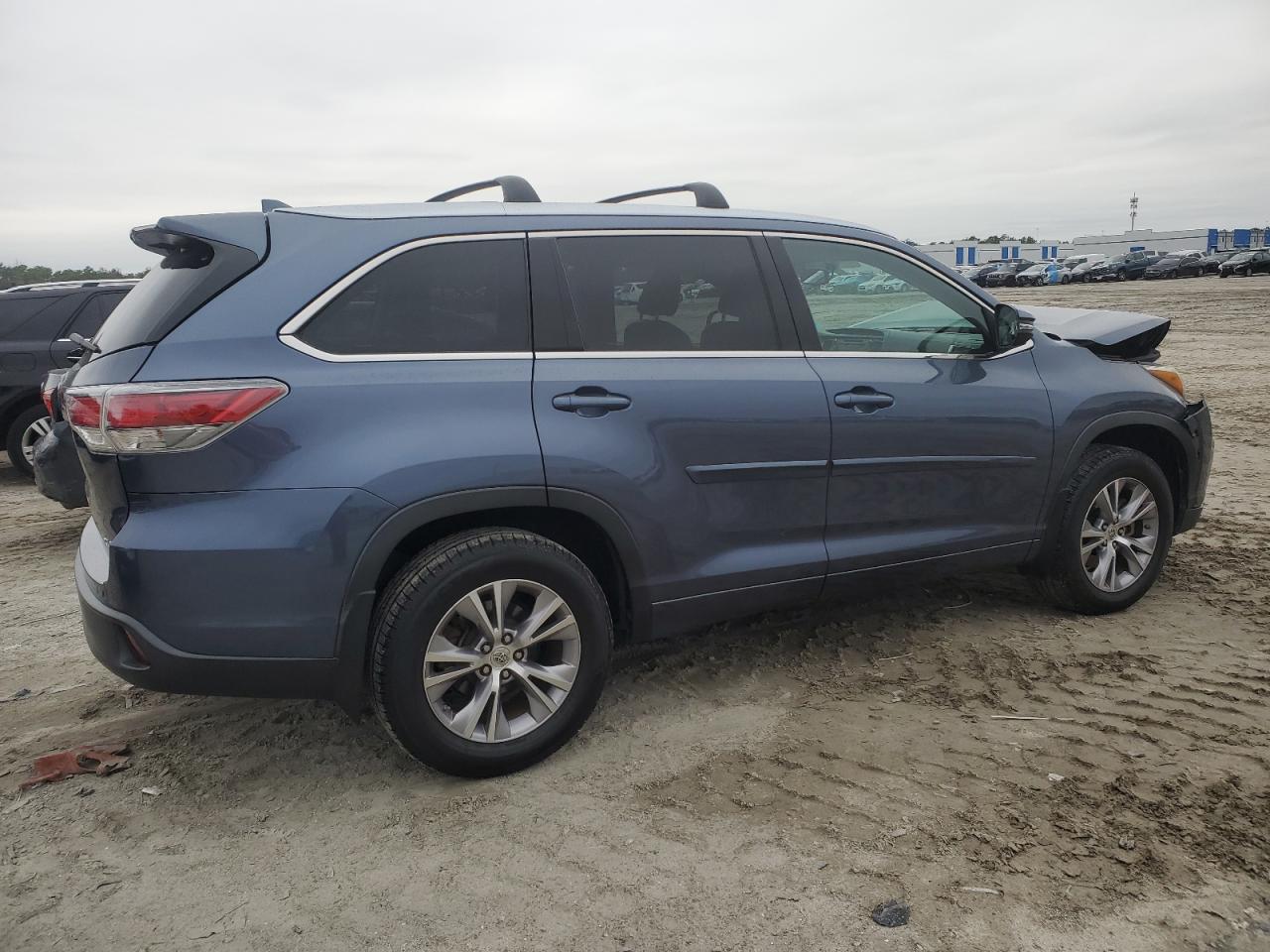 2015 Toyota Highlander VIN 5TDKKRFH1FS083660 Copart auction photo, front end / minor dent/scratches damage thumbnail 3