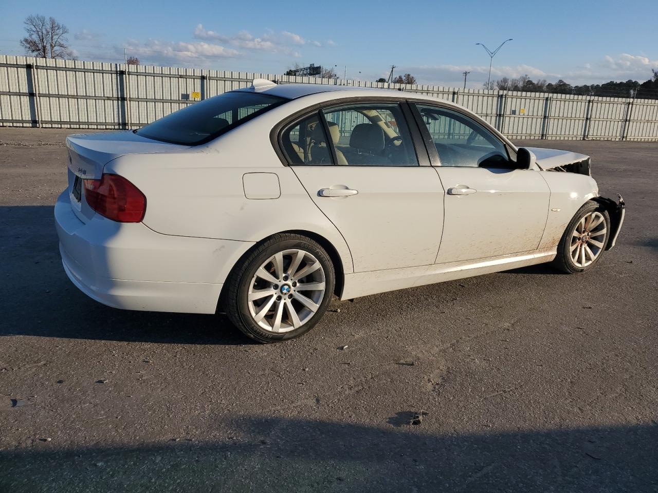 2011 BMW 3er VIN WBAPH7C55BE683212 Copart auction photo, front end damage thumbnail 2