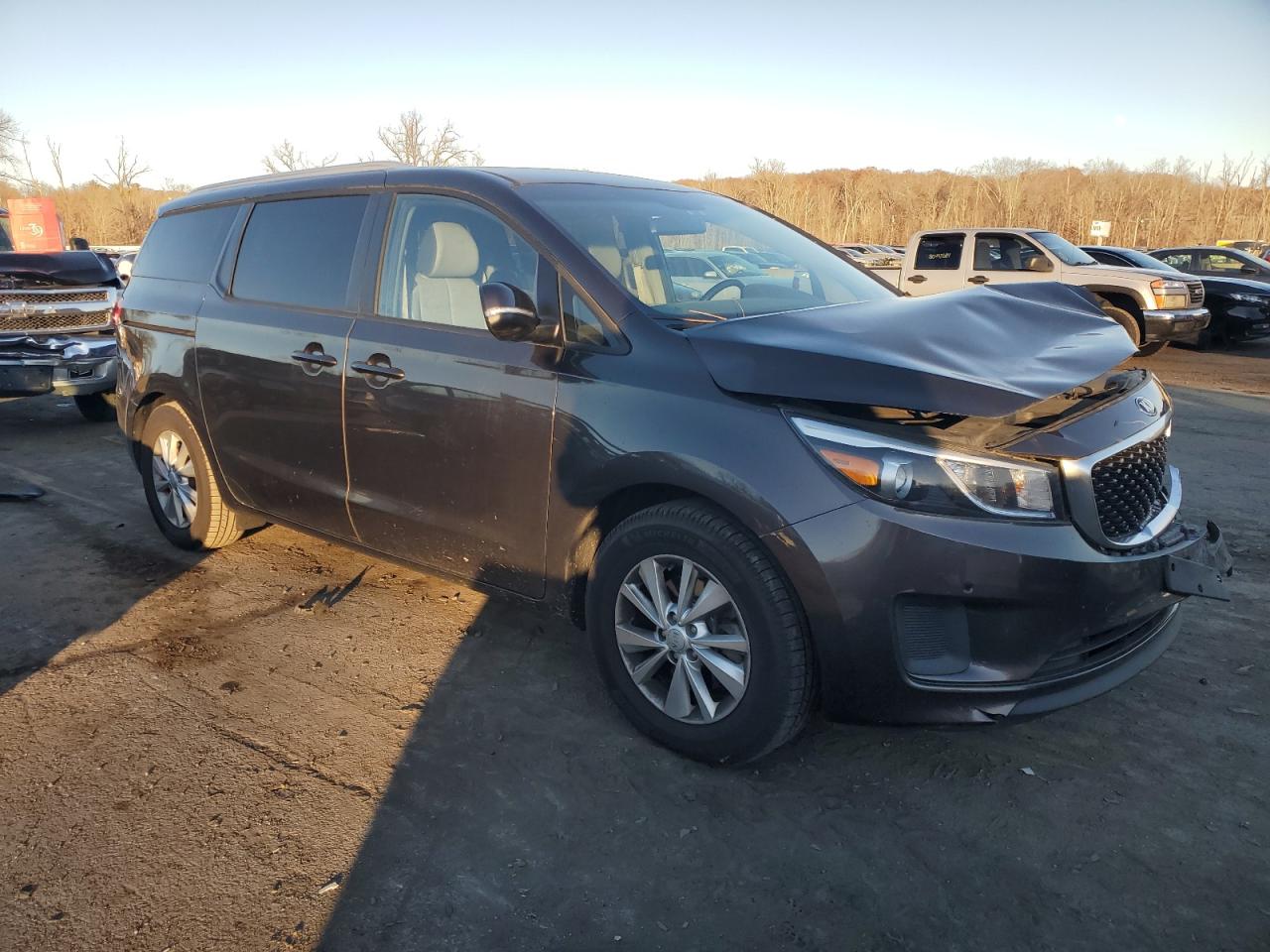 2017 KIA Sedona VIN KNDMB5C17H6335424 Copart auction photo, front end / side damage thumbnail 4