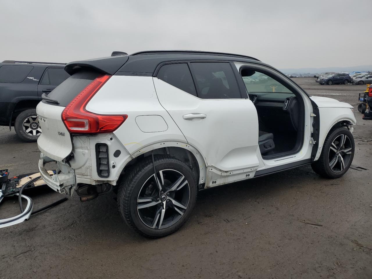 2019 Volvo XC40 VIN YV4AC2HMXK2068129 Copart auction photo, side / front end damage thumbnail 3