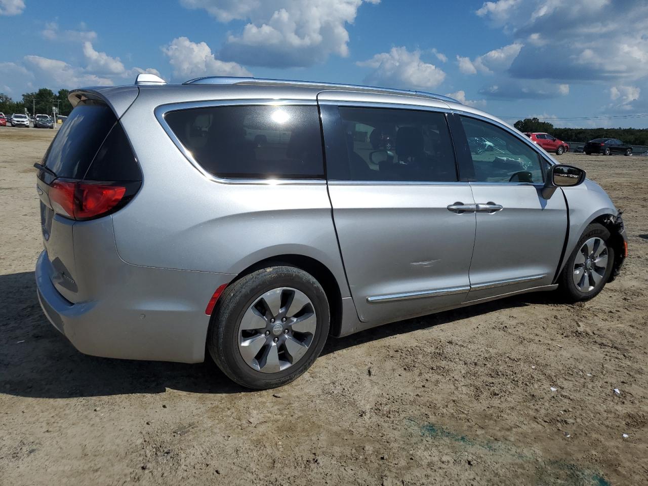 2017 Chrysler Pacifica VIN 2C4RC1N70HR685032 Copart auction photo, front end / side damage thumbnail 3