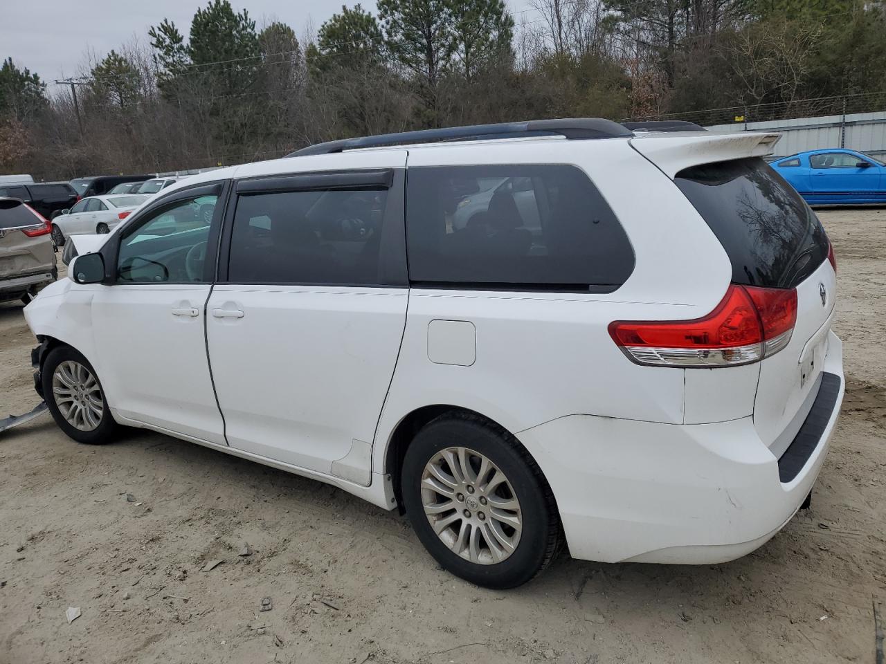 2011 Toyota Sienna VIN 5TDYK3DC1BS026710 Copart auction photo, front end / minor dent/scratches damage thumbnail 2