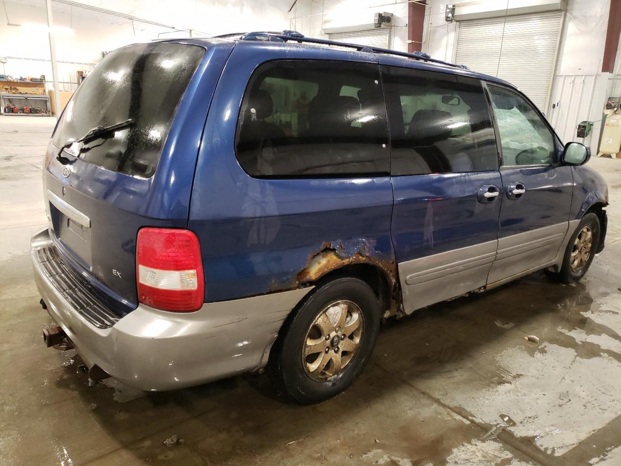 2005 KIA Sedona VIN KNDUP132556681132 Copart auction photo, all over damage thumbnail 3