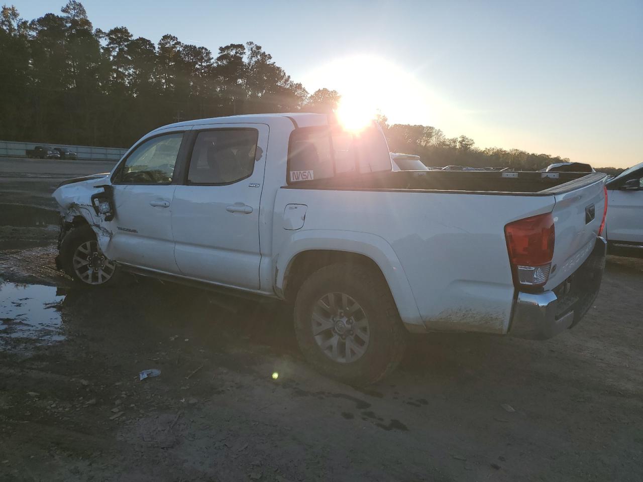 2017 Toyota Tacoma VIN 5TFAZ5CNXHX035453 Copart auction photo, front end damage thumbnail 2