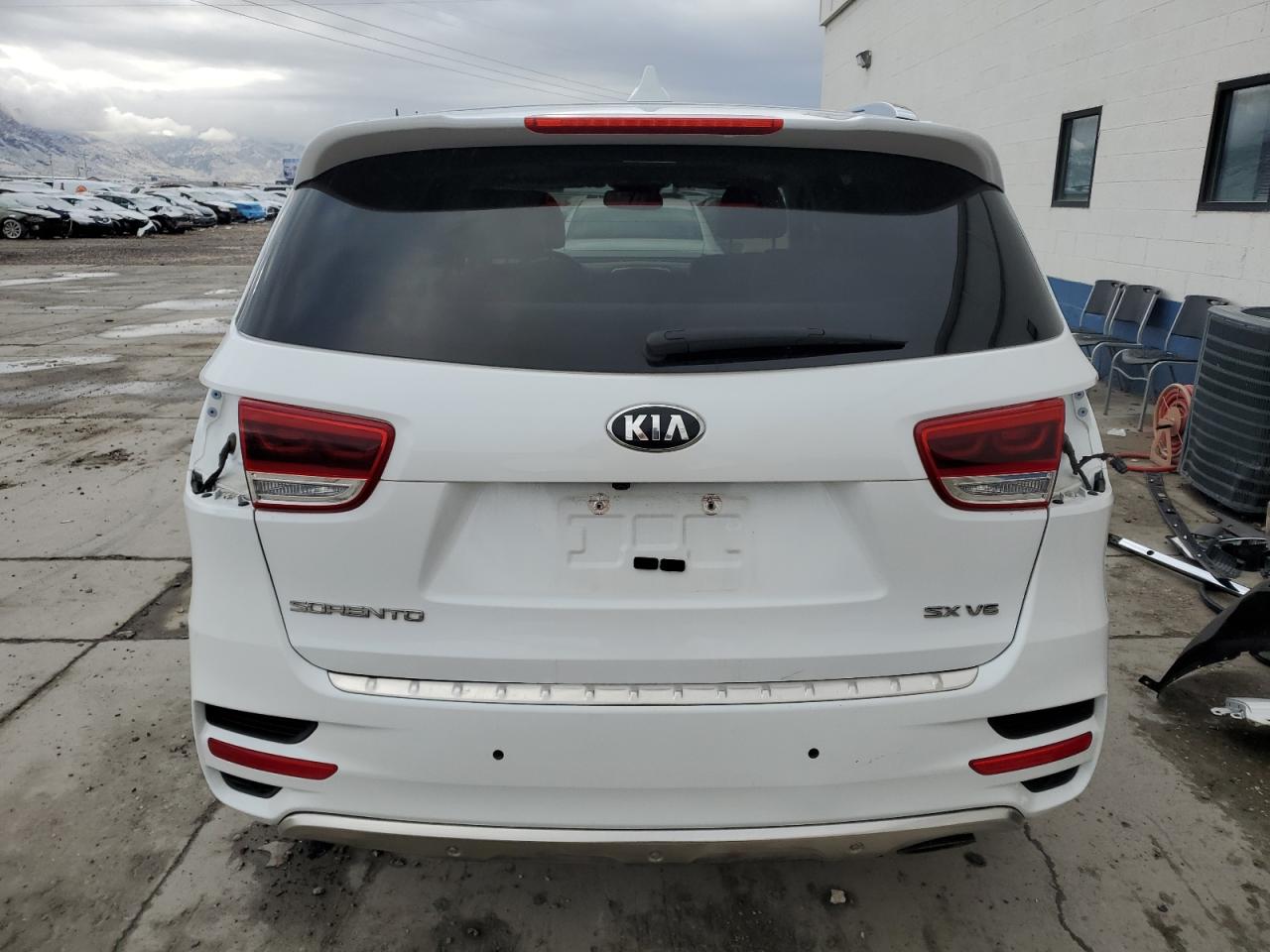 2018 KIA Sorento VIN 5XYPKDA50JG367079 Copart auction photo, front end / all over damage thumbnail 6