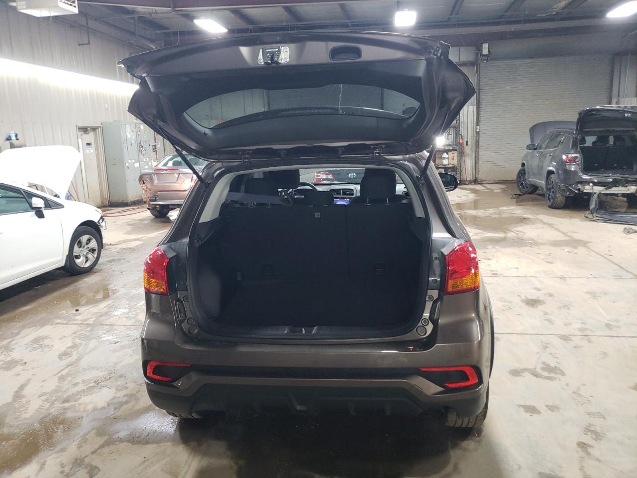 2018 Mitsubishi Outlander VIN JA4AP3AU9JU020352 Copart auction photo, vandalism damage thumbnail 6