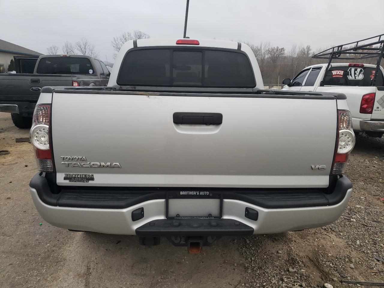 2011 Toyota Tacoma VIN 3TMLU4EN1BM070586 Copart auction photo, front end damage thumbnail 6