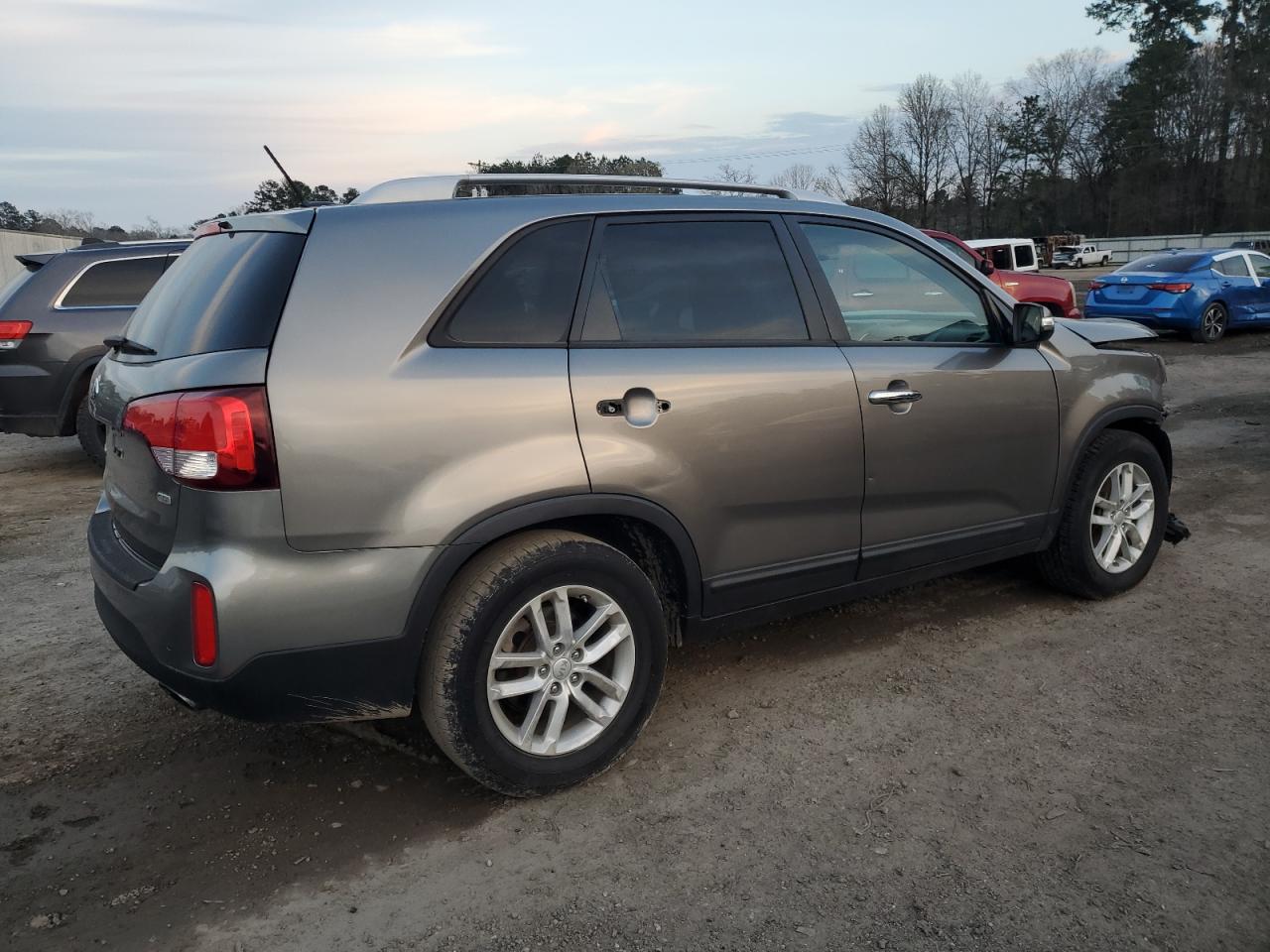 2015 KIA Sorento VIN 5XYKT3A69FG551826 Copart auction photo, front end damage thumbnail 3