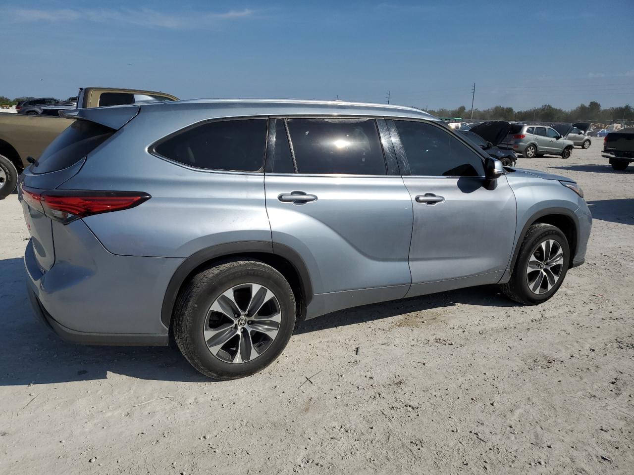 2020 Toyota Highlander VIN 5TDGZRAH5LS005788 Copart auction photo, side / rear end damage thumbnail 3