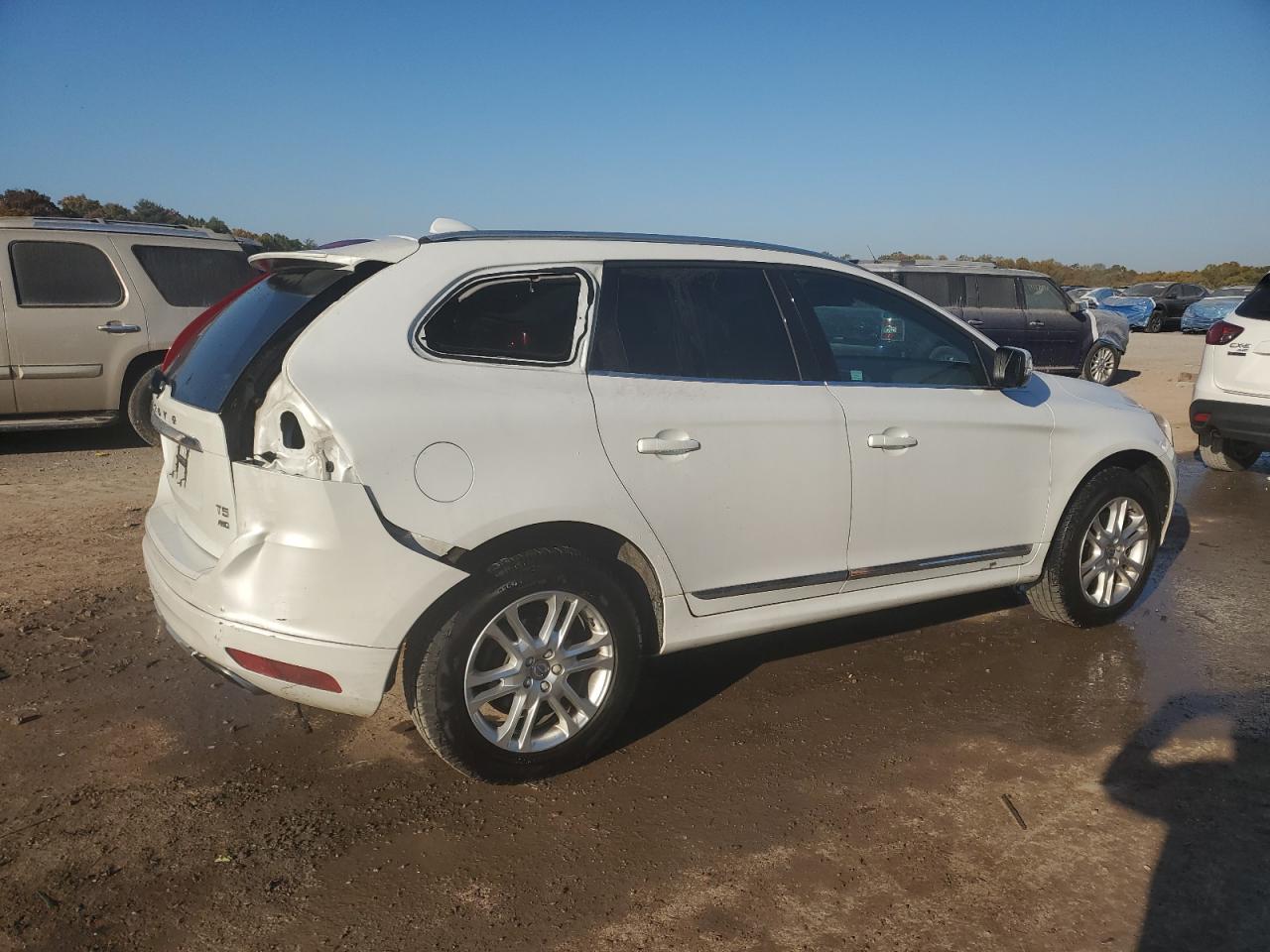 2016 Volvo XC60 VIN YV4612RK1G2783686 Copart auction photo, rear end / minor dent/scratches damage thumbnail 3