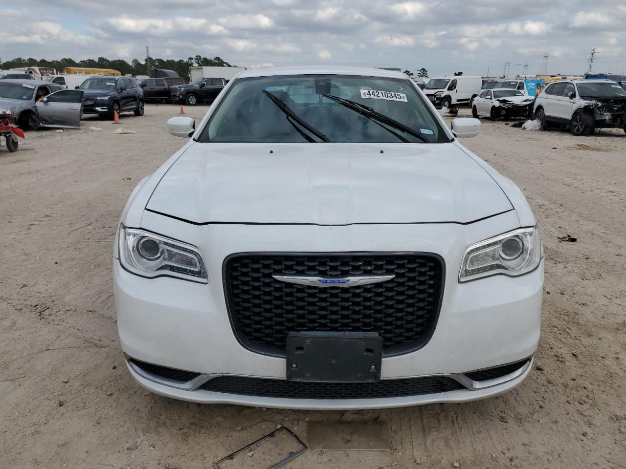 2019 Chrysler 300 VIN 2C3CCAAG9KH517113 Copart auction photo, water/flood damage thumbnail 5