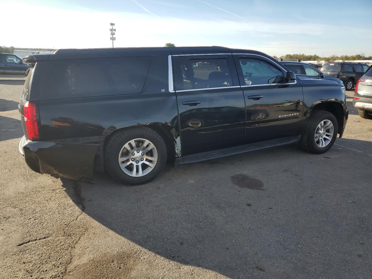 2019 Chevrolet Suburban VIN 1GNSKHKC0KR363185 Copart auction photo, side / rear end damage thumbnail 3