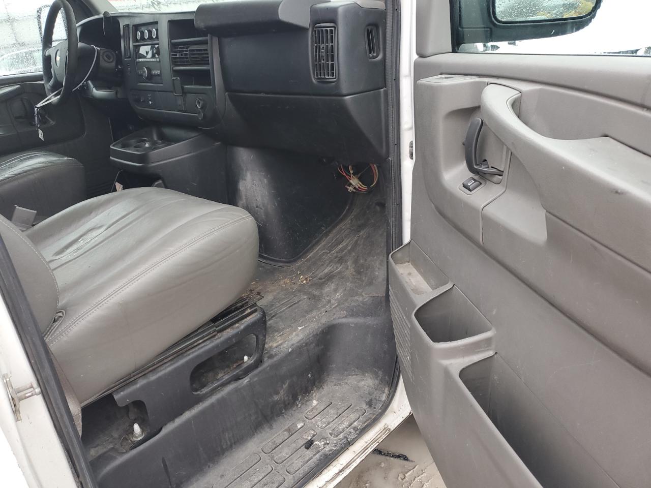 2015 Chevrolet Express VIN 1GCWGFCF7F1180265 Copart auction photo, minor dent/scratches damage thumbnail 8
