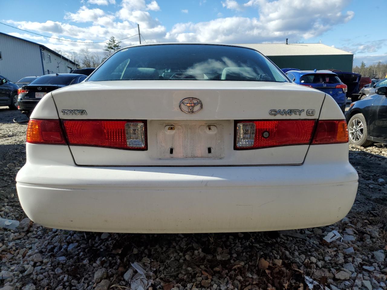 2000 Toyota Camry VIN JT2BG22K5Y0522352 Copart auction photo, front end / minor dent/scratches damage thumbnail 6