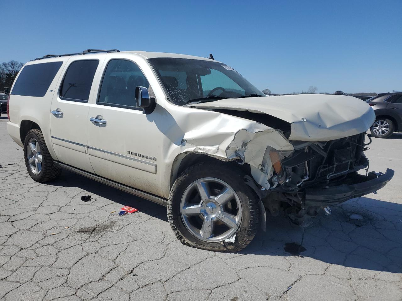 2014 Chevrolet Suburban VIN 1GNSKKE76ER212044 Copart auction photo, front end / side damage thumbnail 4
