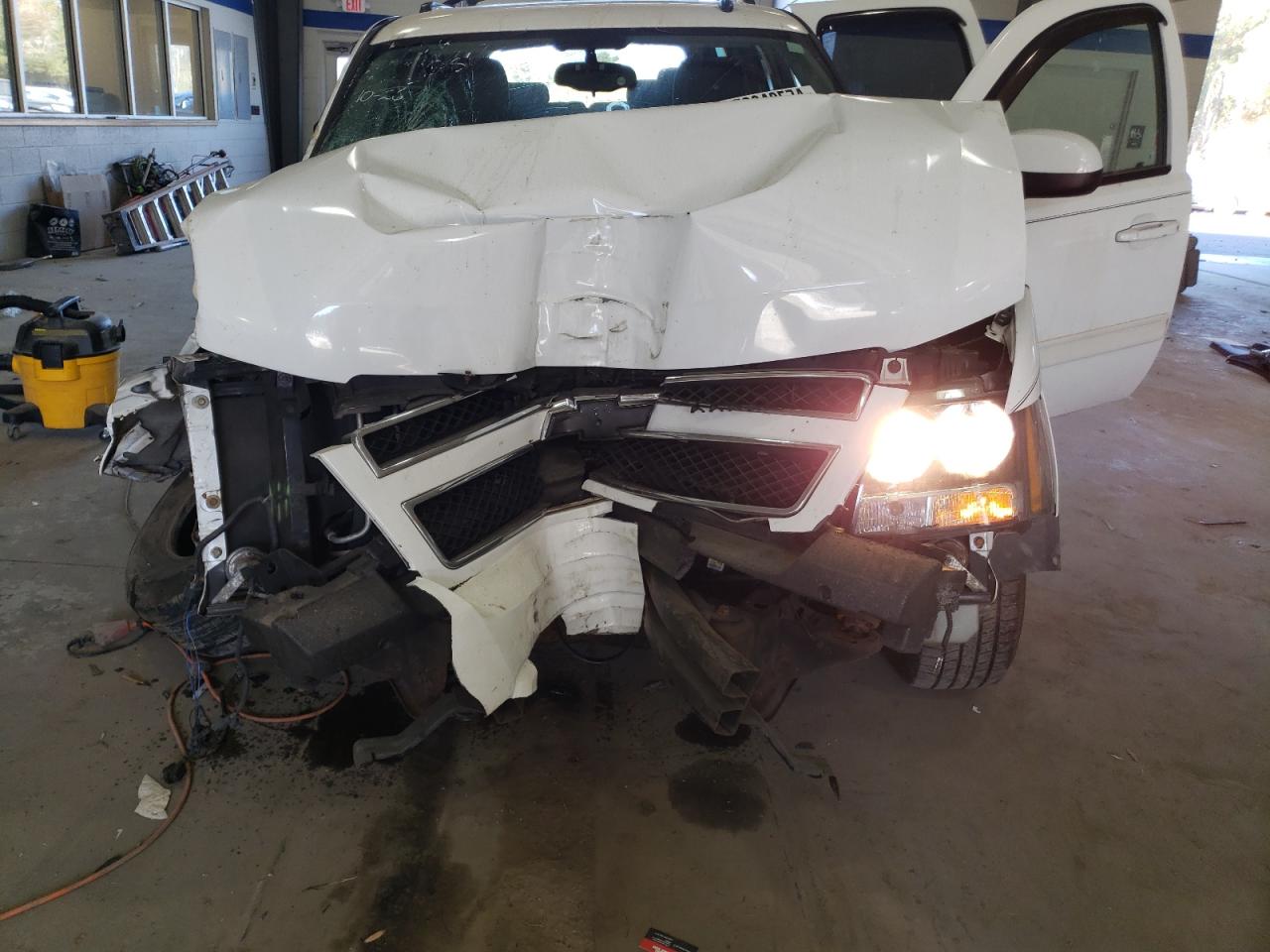 2009 Chevrolet Suburban VIN 1GNFK26389R272863 Copart auction photo, front end / undercarriage damage thumbnail 13