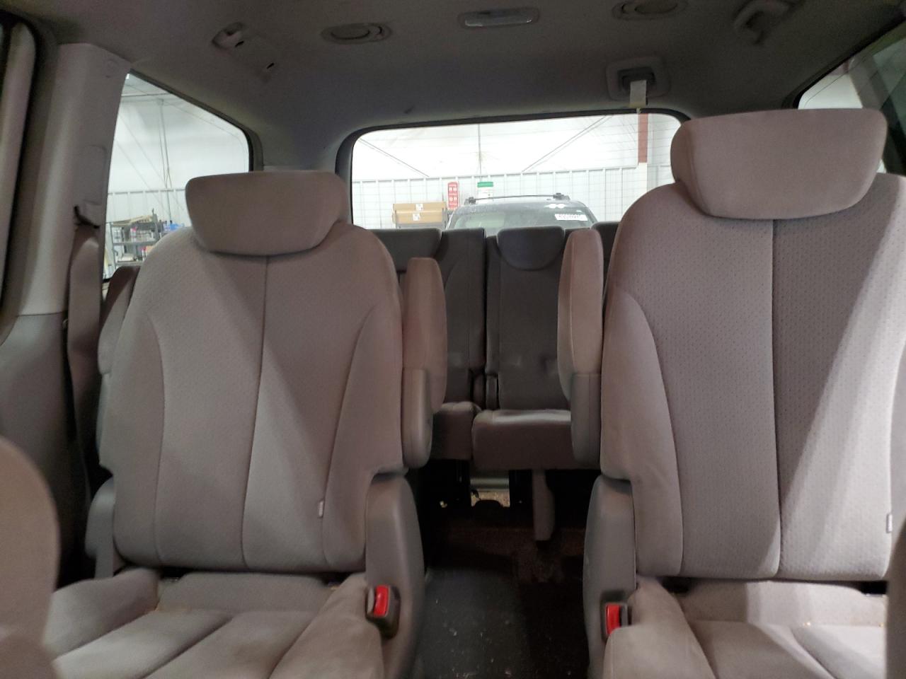 2007 Hyundai Entourage VIN KNDMC233076037857 Copart auction photo, front end / minor dent/scratches damage thumbnail 10