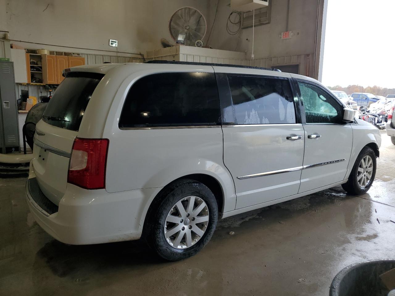 2016 Chrysler Town & Country VIN 2C4RC1BG7GR253797 Copart auction photo, front end damage thumbnail 3