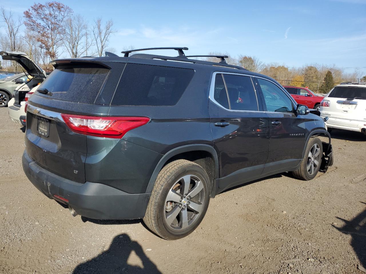 2019 Chevrolet Traverse VIN 1GNEVHKW4KJ121643 Copart auction photo, front end / minor dent/scratches damage thumbnail 3