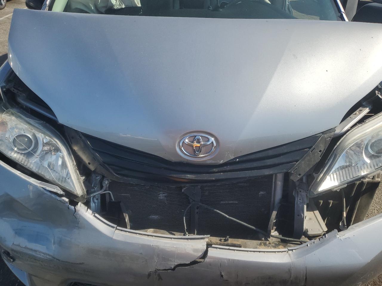 2011 Toyota Sienna VIN 5TDZK3DC5BS105110 Copart auction photo, front end damage thumbnail 12