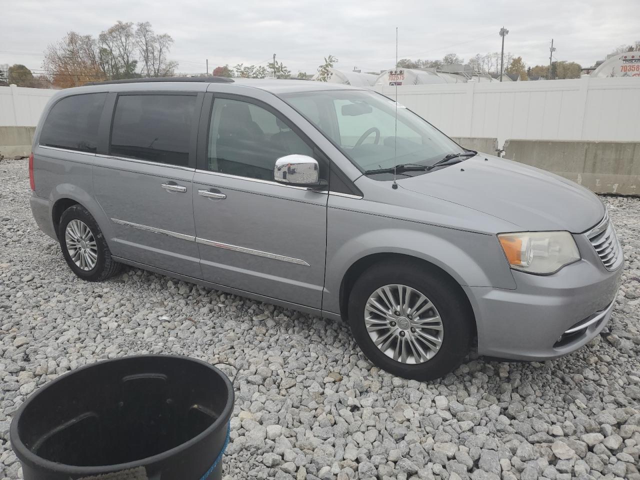 2015 Chrysler Town & Country VIN 2C4RC1CG8FR525903 Copart auction photo, mechanical / minor dent/scratches damage thumbnail 4