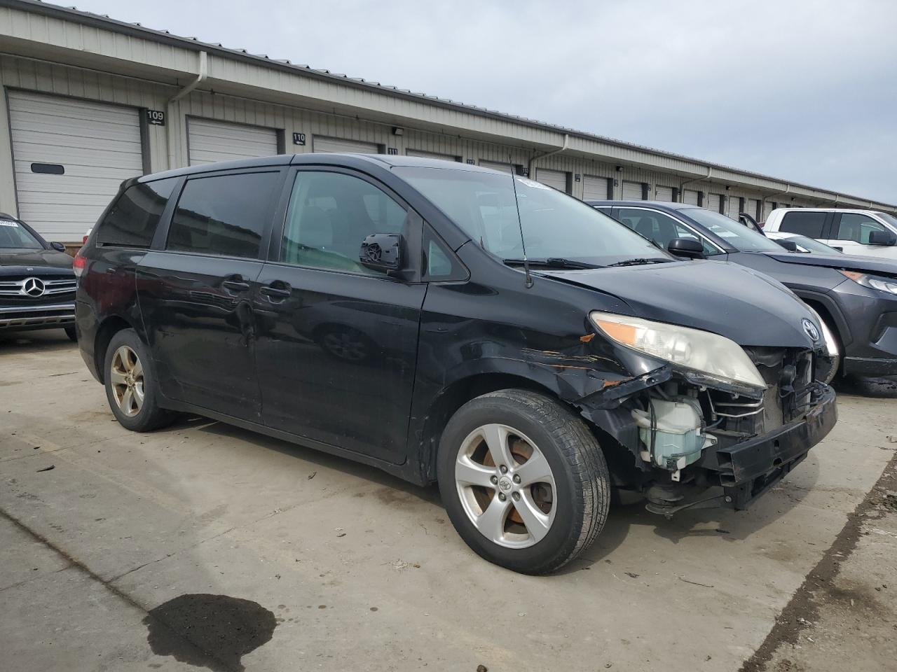 2012 Toyota Sienna VIN 5TDKA3DC5CS013775 Copart auction photo, front end / rear end damage thumbnail 4