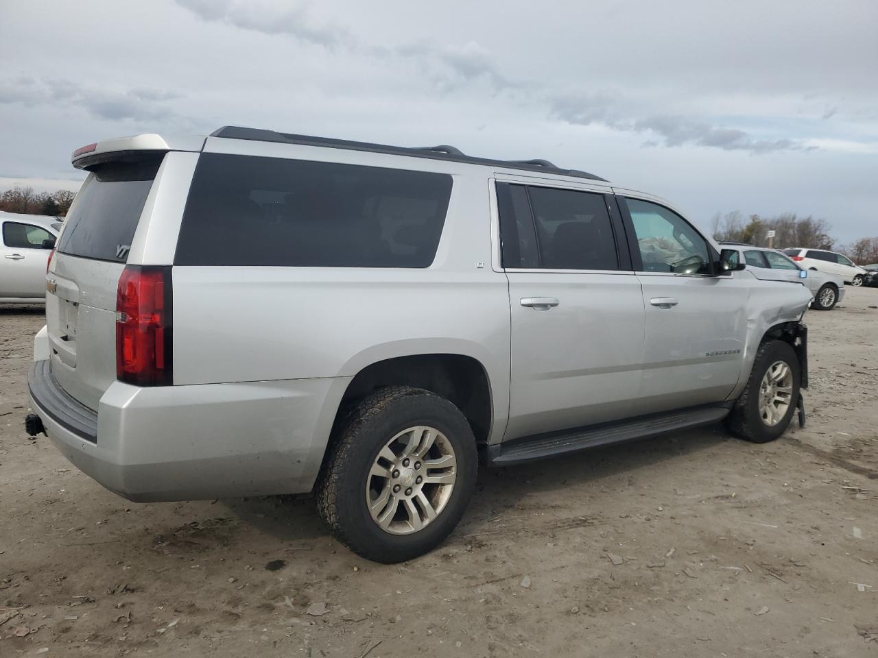 2018 Chevrolet Suburban VIN 1GNSKHKC5JR182694 Copart auction photo, front end / minor dent/scratches damage thumbnail 3
