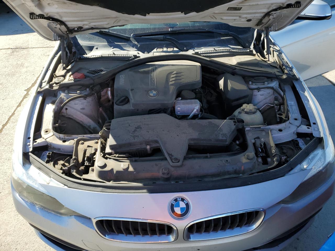 2016 BMW 3er VIN WBA8E9C59GK644673 Copart auction photo, minor dent/scratches damage thumbnail 11