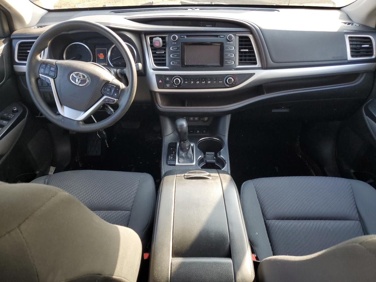 2017 Toyota Highlander VIN 5TDBZRFH0HS408989 Copart auction photo, front end / minor dent/scratches damage thumbnail 8