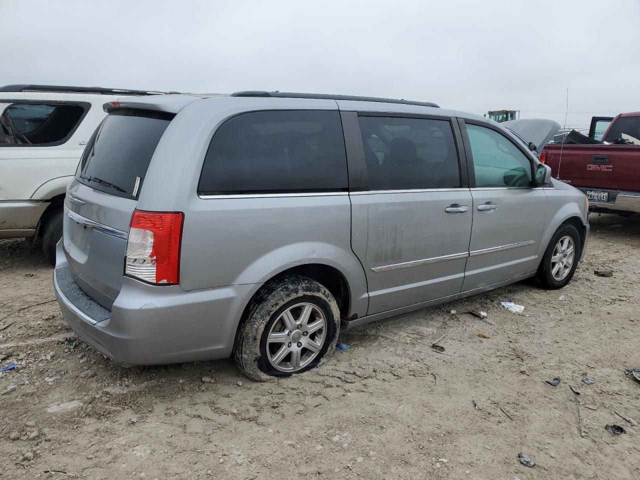 2013 Chrysler Town & Country VIN 2C4RC1BG1DR556750 Copart auction photo, minor dent/scratches / undercarriage damage thumbnail 4