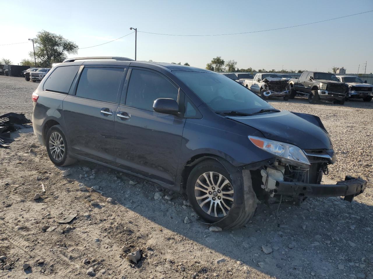 2019 Toyota Sienna VIN 5TDYZ3DC6KS015200 Copart auction photo, front end / side damage thumbnail 4