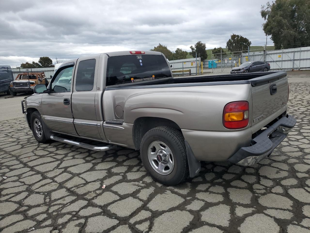 2001 GMC Sierra VIN 2GTEC19V811252568 Copart auction photo, rear end damage thumbnail 2