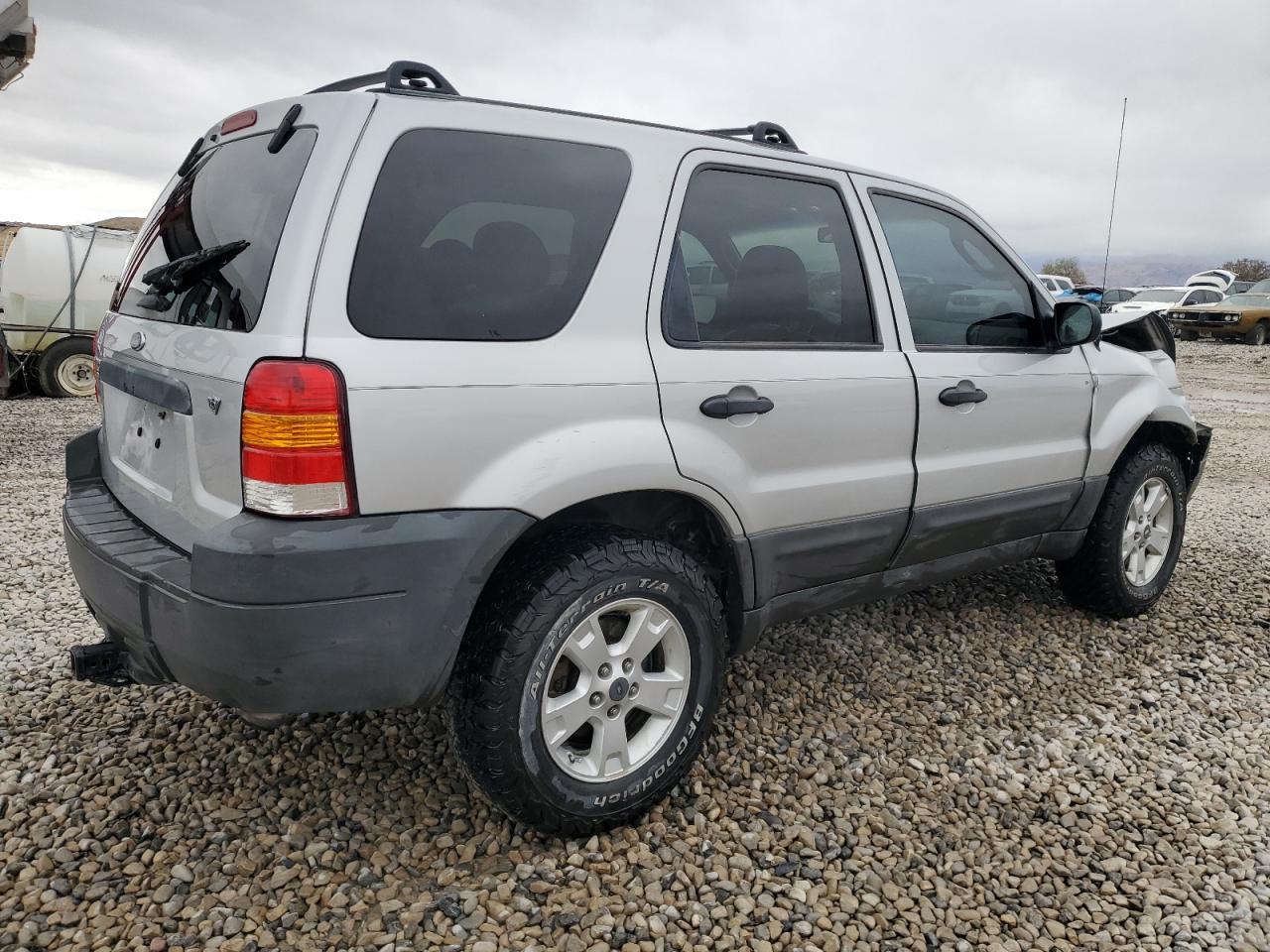 2005 Ford Escape VIN 1FMYU93125KD52519 Copart auction photo, front end damage thumbnail 3