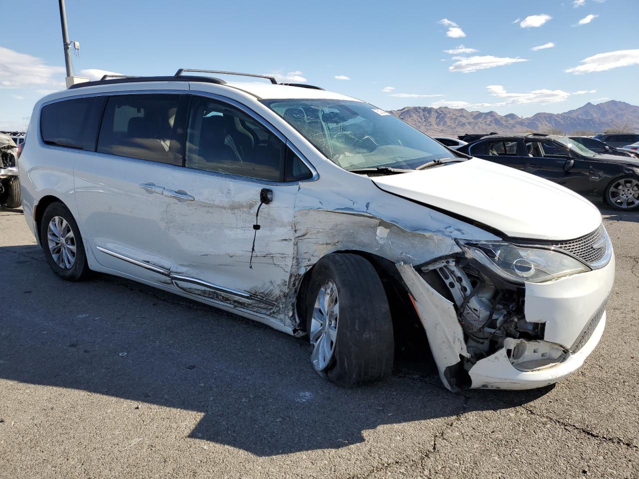 2017 Chrysler Pacifica VIN 2C4RC1BG9HR532816 Copart auction photo, front end / side damage thumbnail 4