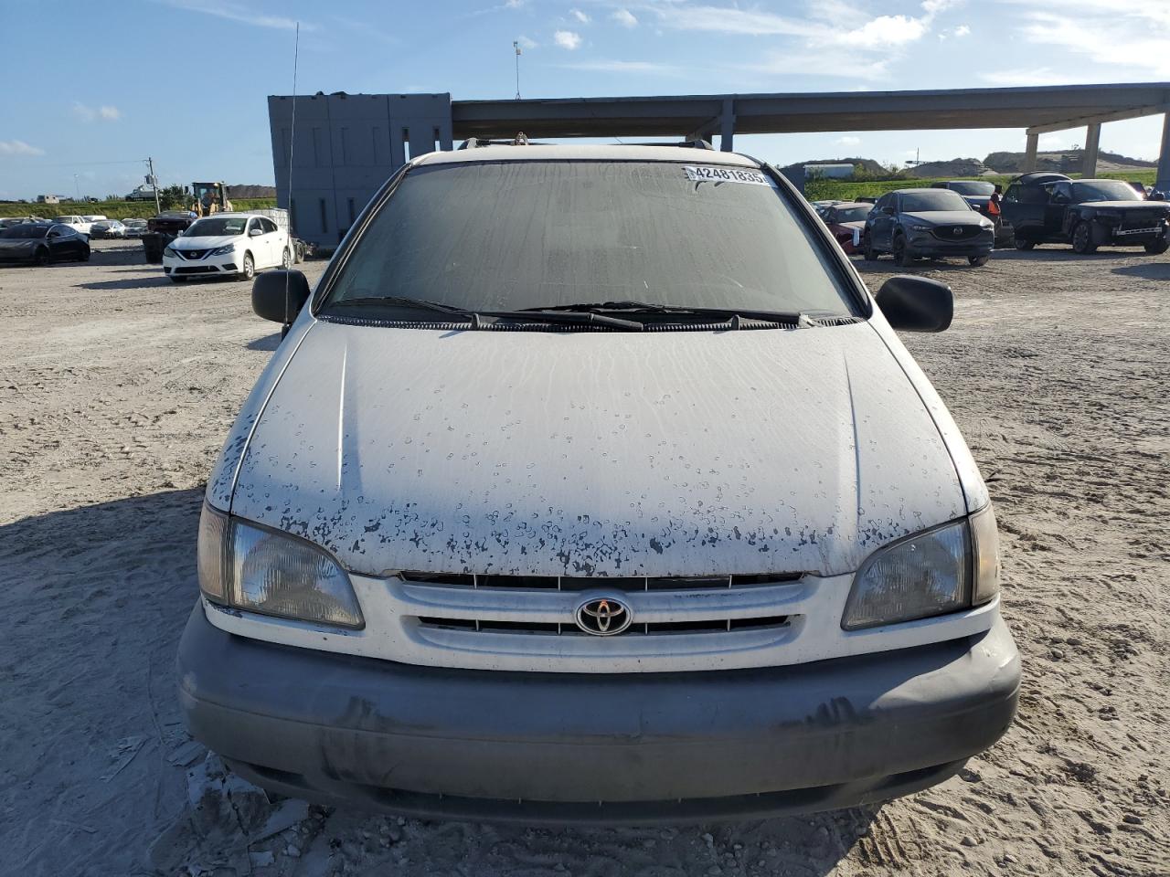 2000 Toyota Sienna VIN 4T3ZF13C8YU262146 Copart auction photo, all over / minor dent/scratches damage thumbnail 5