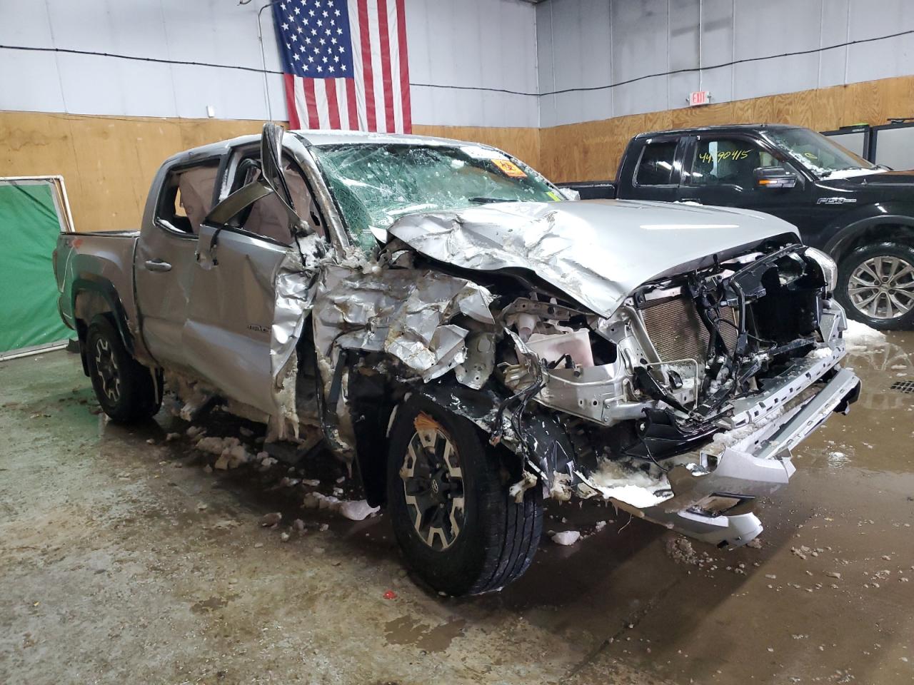 2016 Toyota Tacoma VIN 5TFCZ5AN1GX023427 Copart auction photo, front end / side damage thumbnail 4