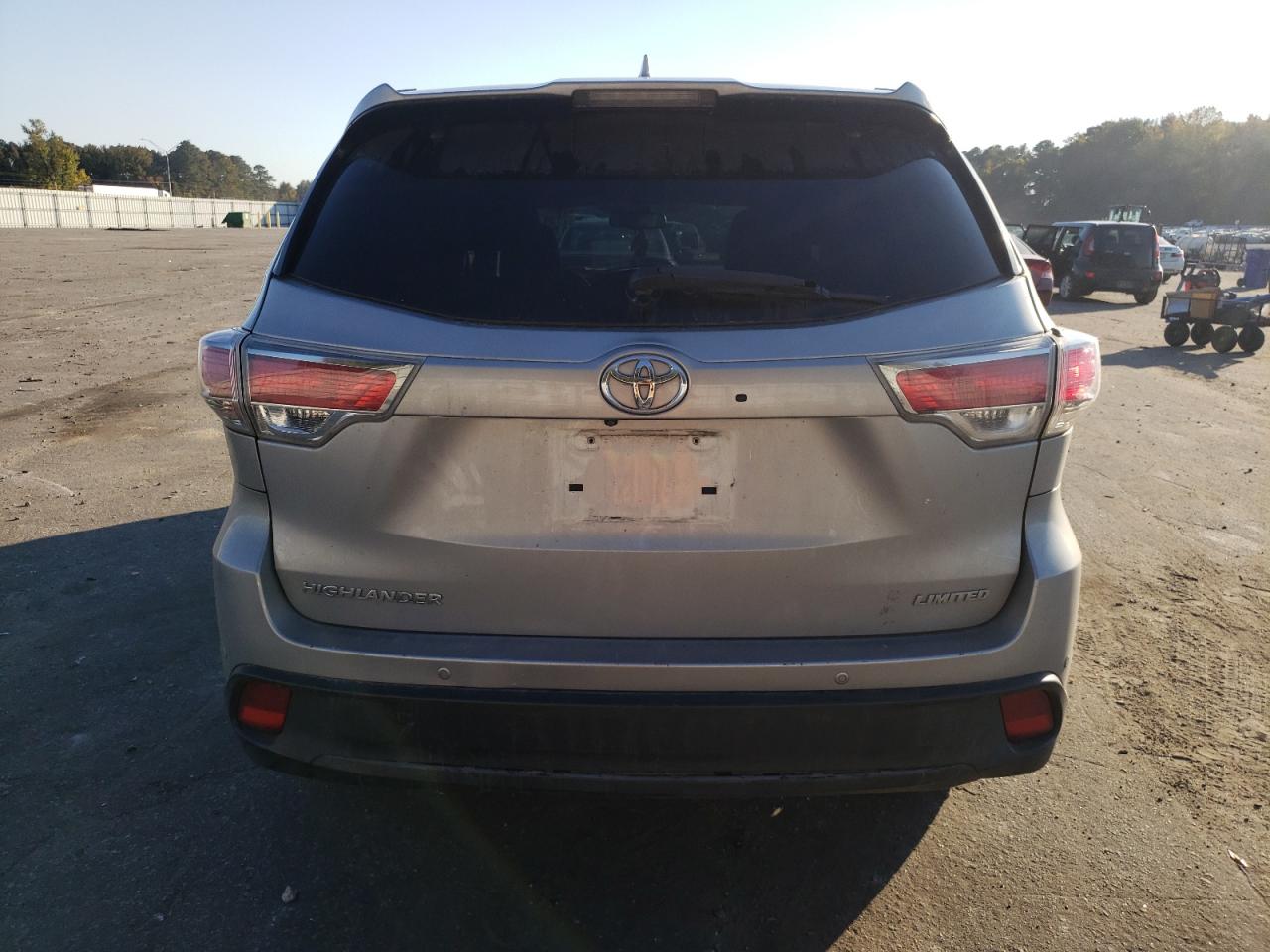 2015 Toyota Highlander VIN 5TDYKRFH7FS112931 Copart auction photo, front end / side damage thumbnail 6