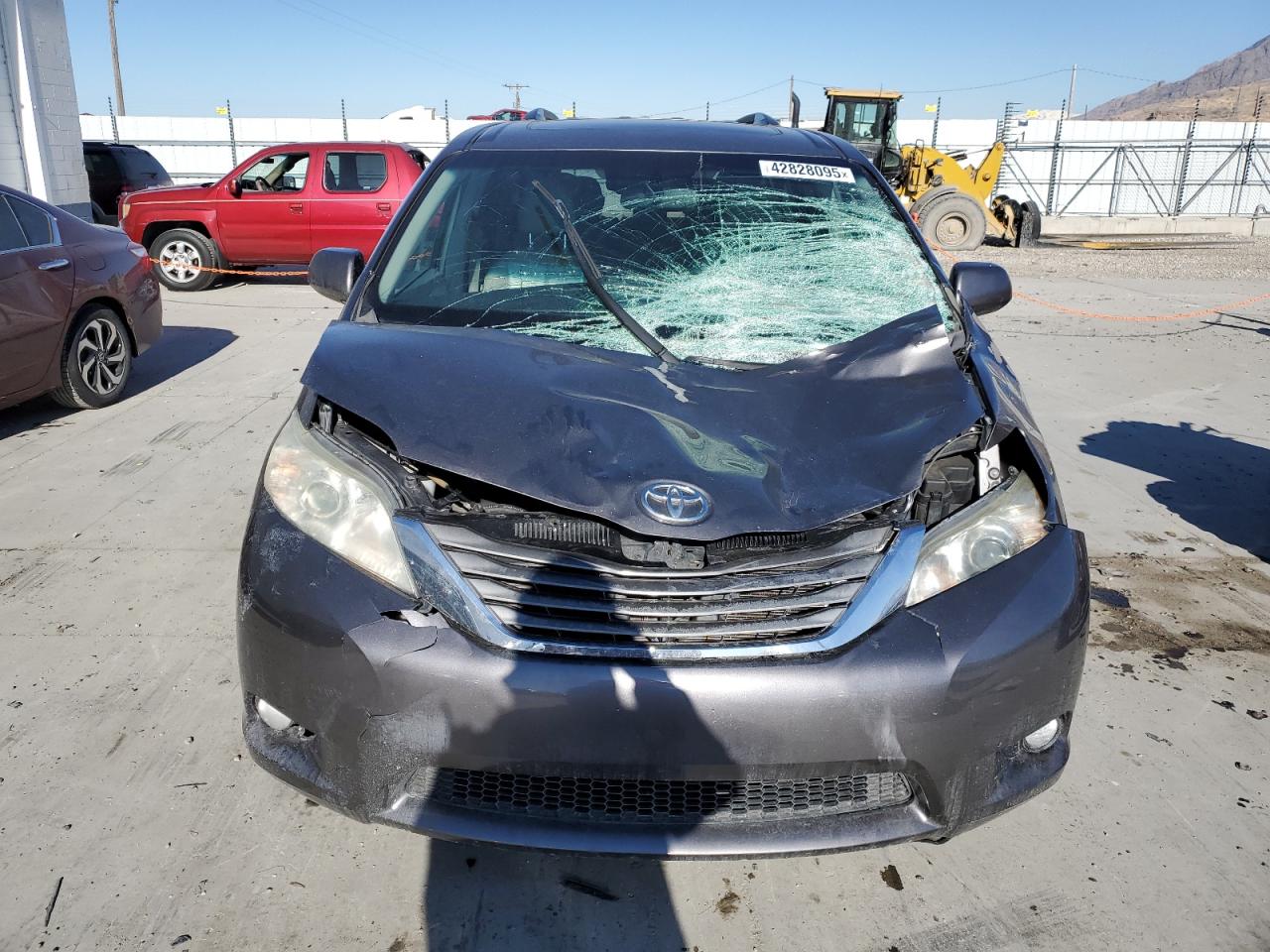 2011 Toyota Sienna VIN 5TDDK3DC6BS024708 Copart auction photo, front end damage thumbnail 5