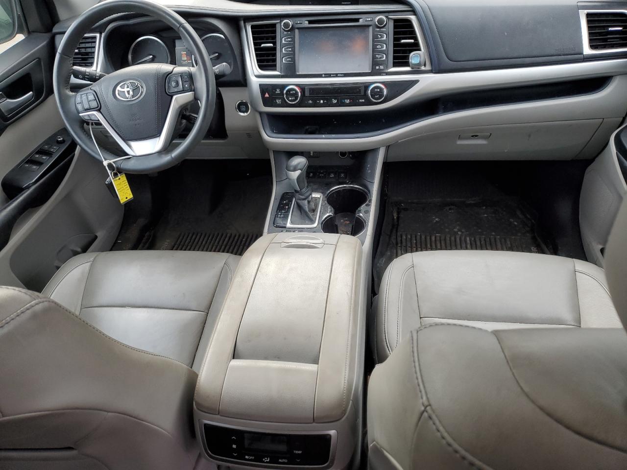 2016 Toyota Highlander VIN 5TDJKRFH1GS306017 Copart auction photo, front end / minor dent/scratches damage thumbnail 8