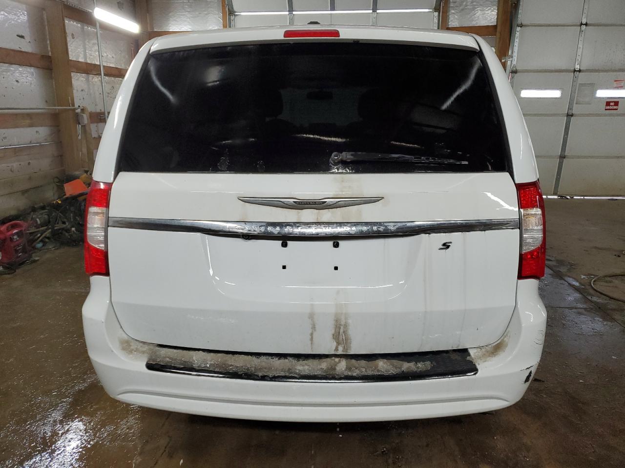 2015 Chrysler Town & Country VIN 2C4RC1HG6FR546192 Copart auction photo, side / rear end damage thumbnail 6