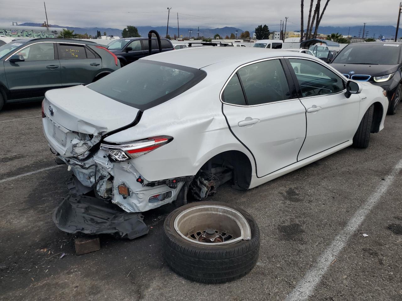 2018 Toyota Camry VIN 4T1B21HK0JU003291 Copart auction photo, side / rear end damage thumbnail 3
