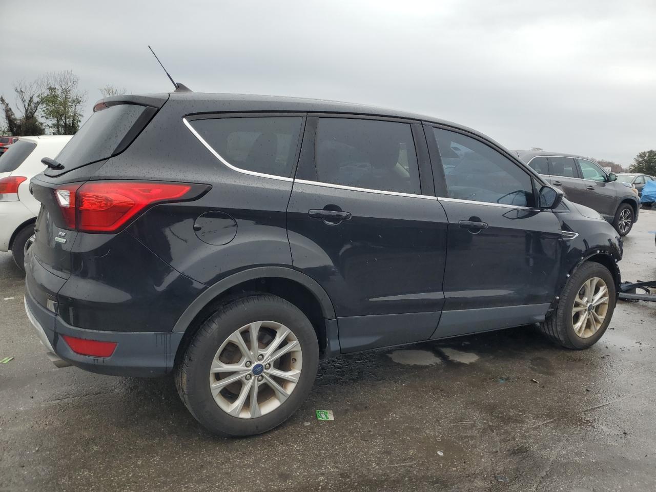 2019 Ford Escape VIN 1FMCU0GDXKUC07657 Copart auction photo, front end / side damage thumbnail 3