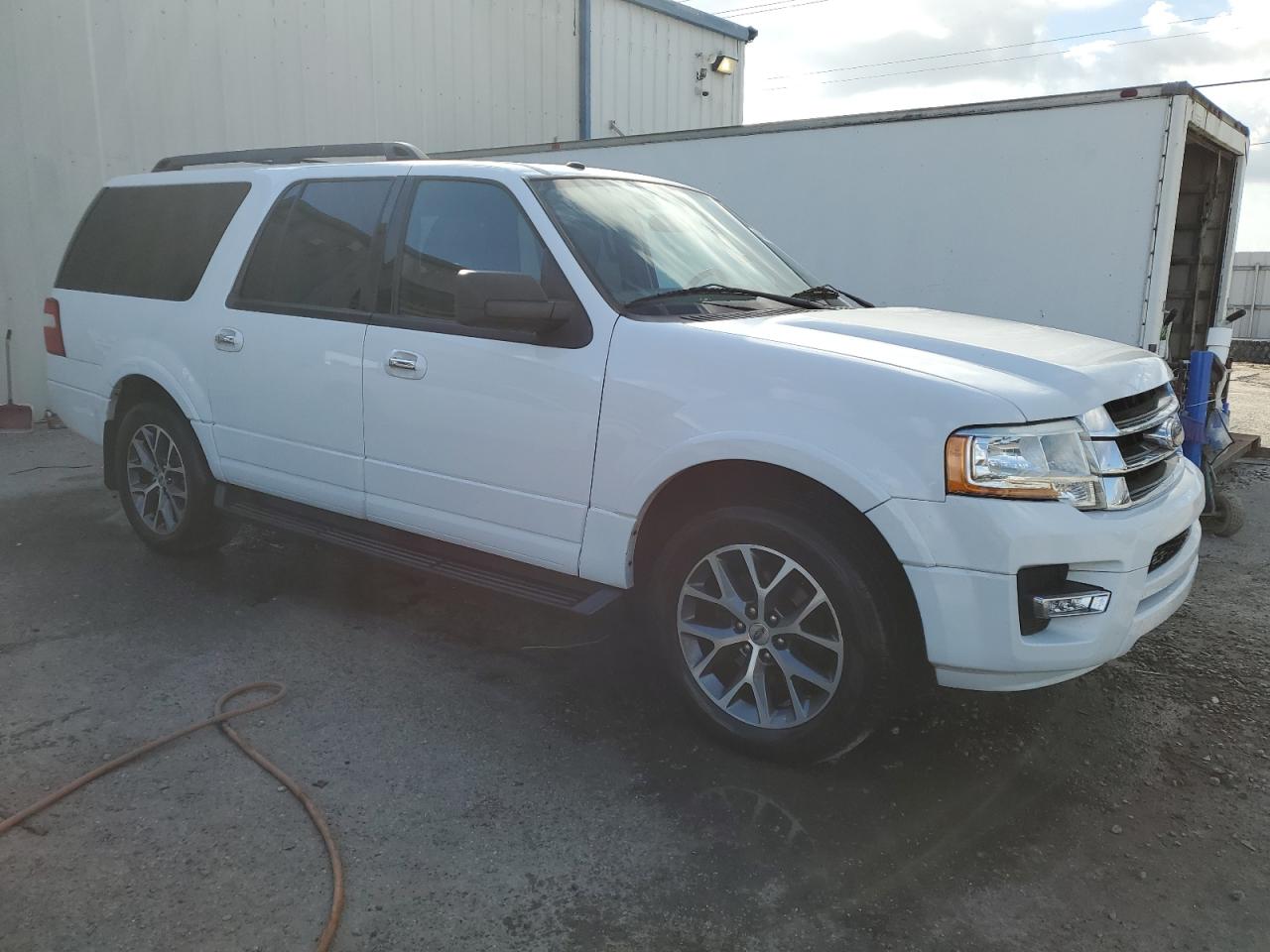 2016 Ford Expedition VIN 1FMJK1HT4GEF46425 Copart auction photo, vandalism damage thumbnail 4