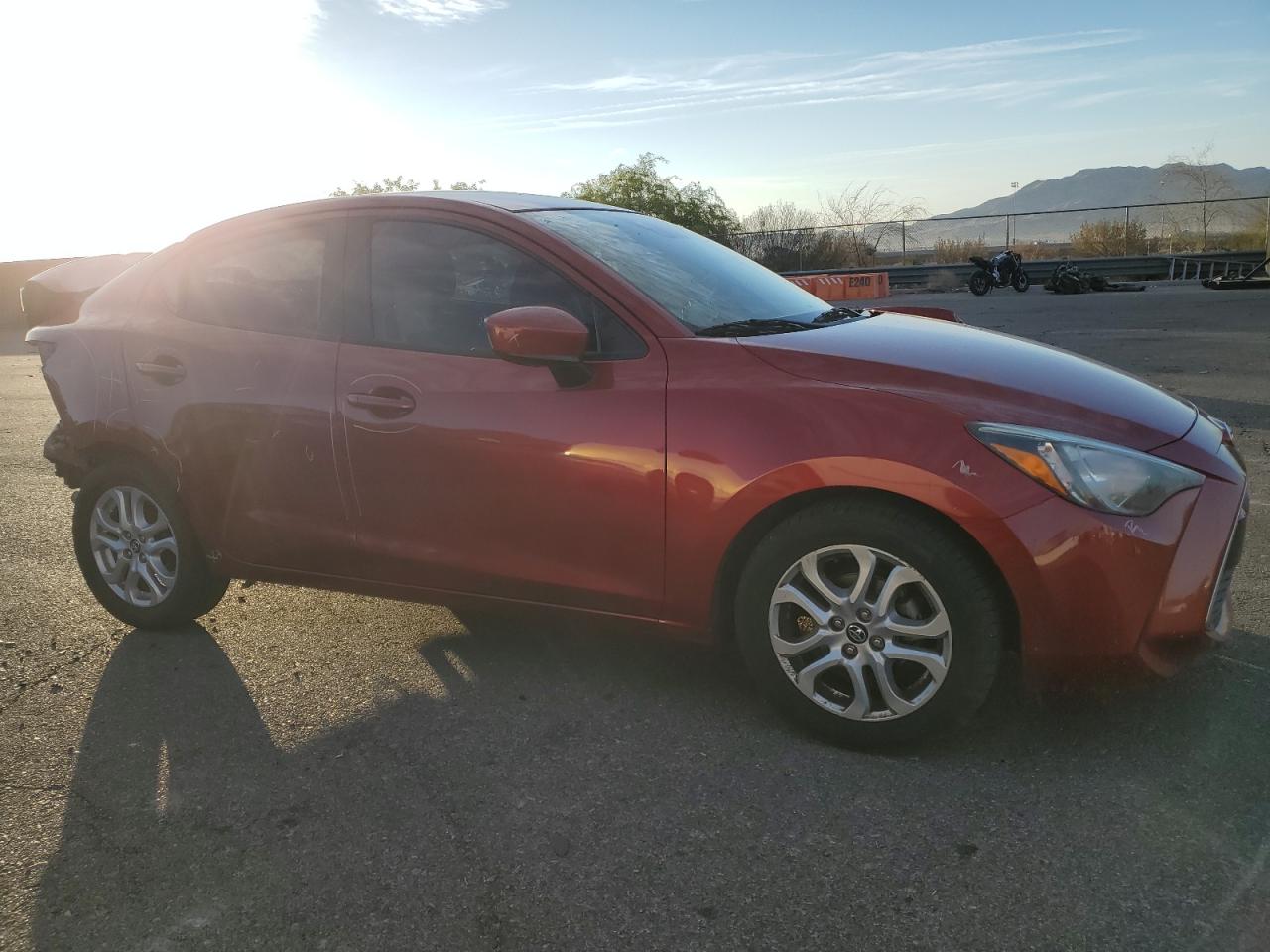 2018 Toyota Yaris VIN 3MYDLBYV3JY301388 Copart auction photo, rear end / side damage thumbnail 4