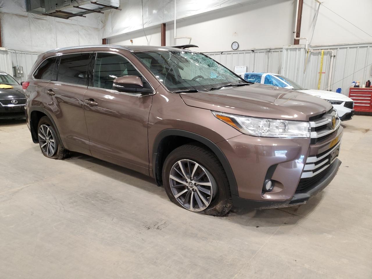 2017 Toyota Highlander VIN 5TDJZRFHXHS438206 Copart auction photo, side damage thumbnail 4