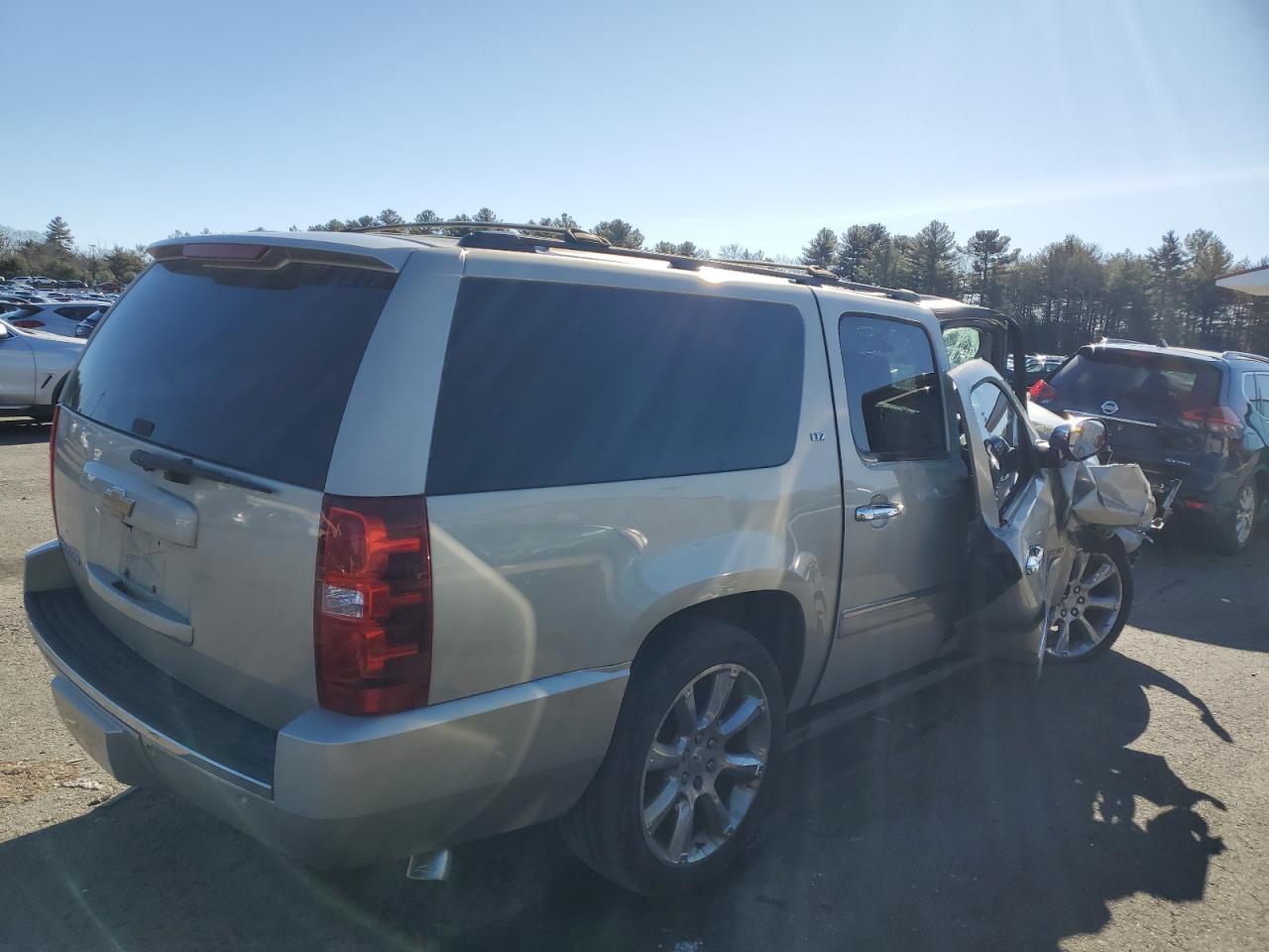 2013 Chevrolet Suburban VIN 1GNSCKE03DR186954 Copart auction photo, front end / side damage thumbnail 3